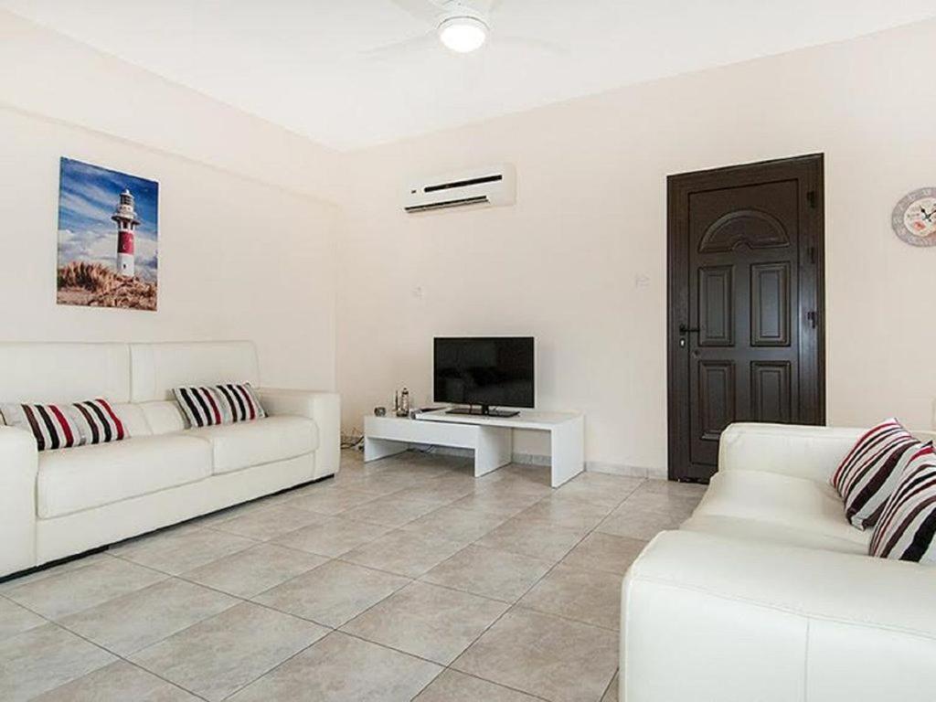 Beautiful 2-Bedroom Apartment - Great Location Paphos Eksteriør bilde