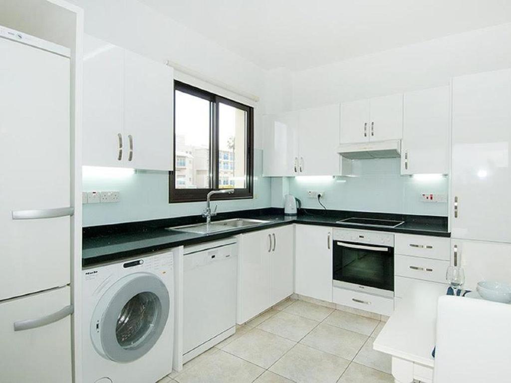 Beautiful 2-Bedroom Apartment - Great Location Paphos Eksteriør bilde