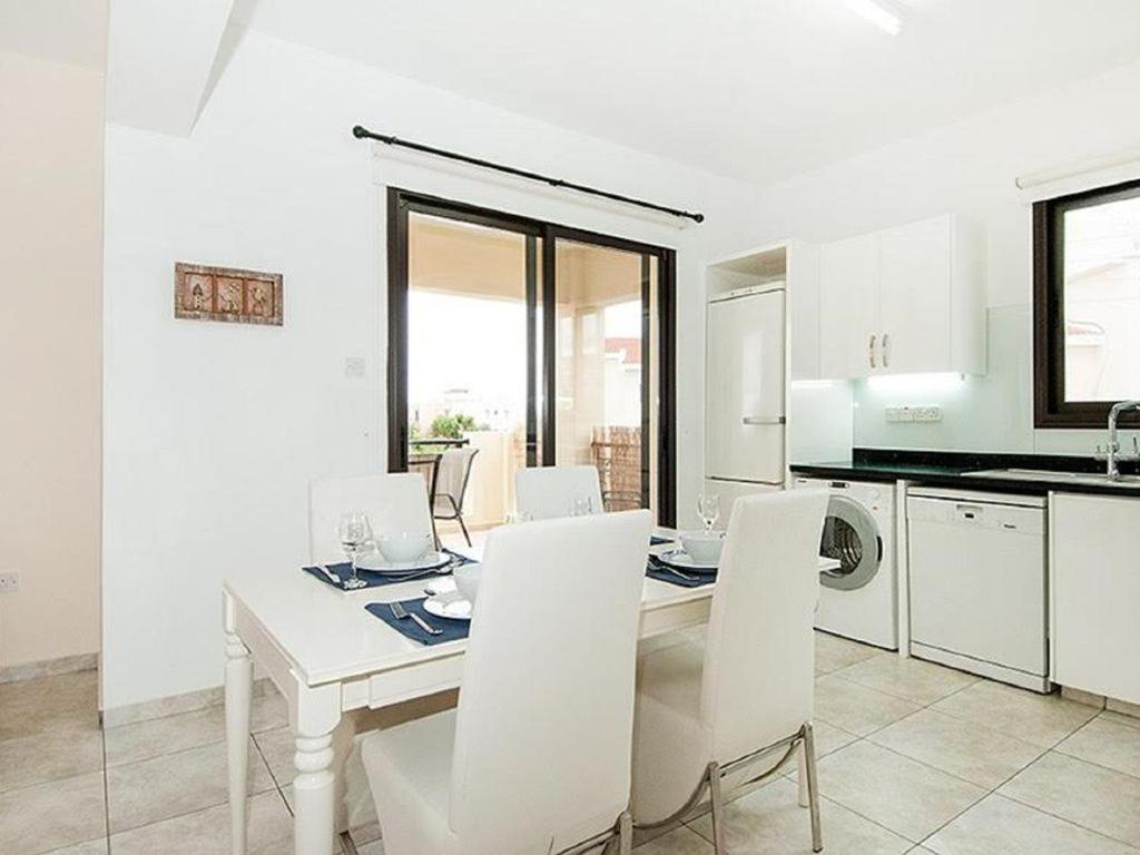 Beautiful 2-Bedroom Apartment - Great Location Paphos Eksteriør bilde