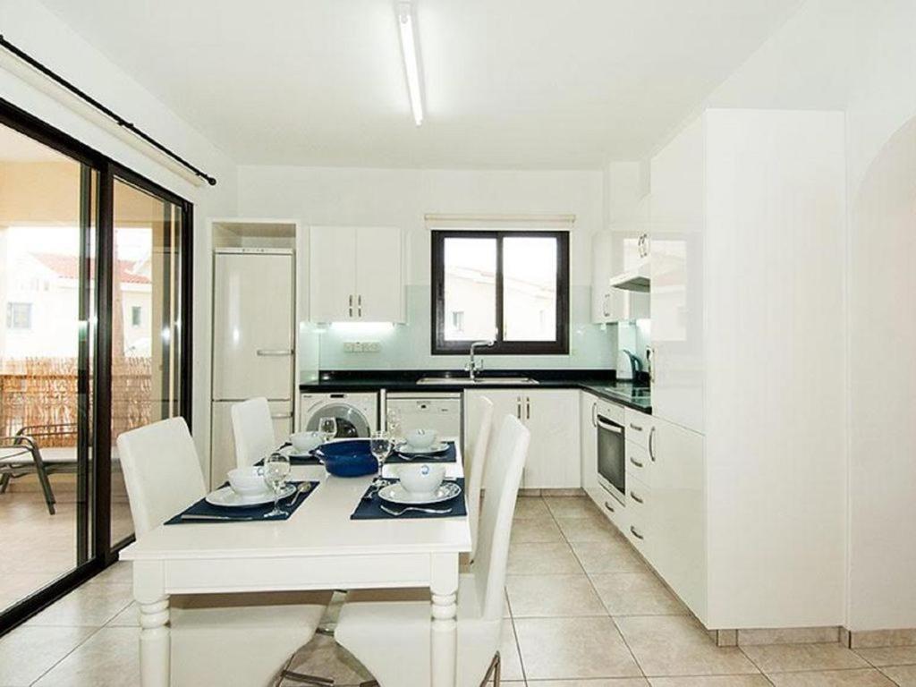 Beautiful 2-Bedroom Apartment - Great Location Paphos Eksteriør bilde